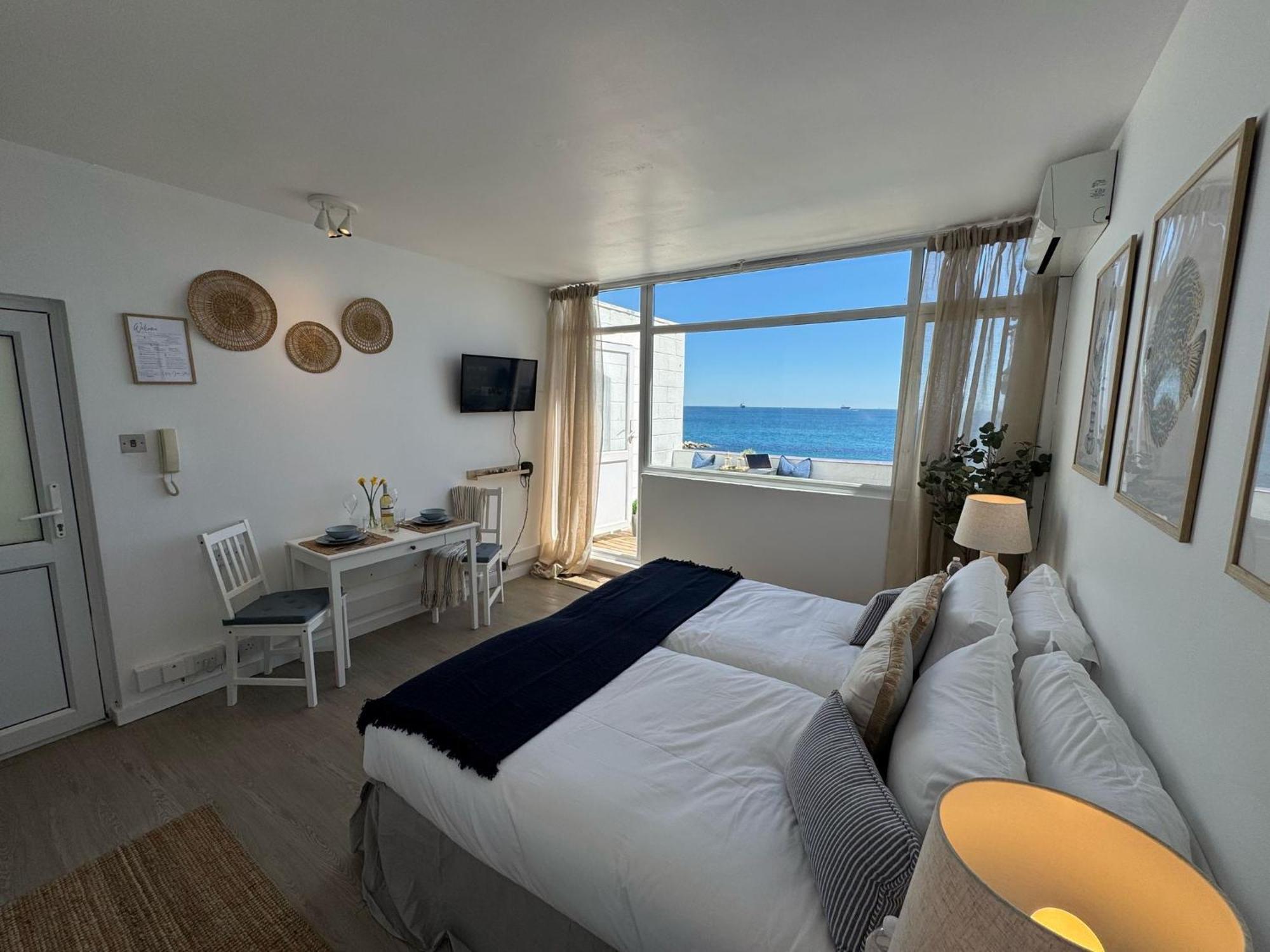 Apartment Beachfront Sunrise Sands Retreat, *
