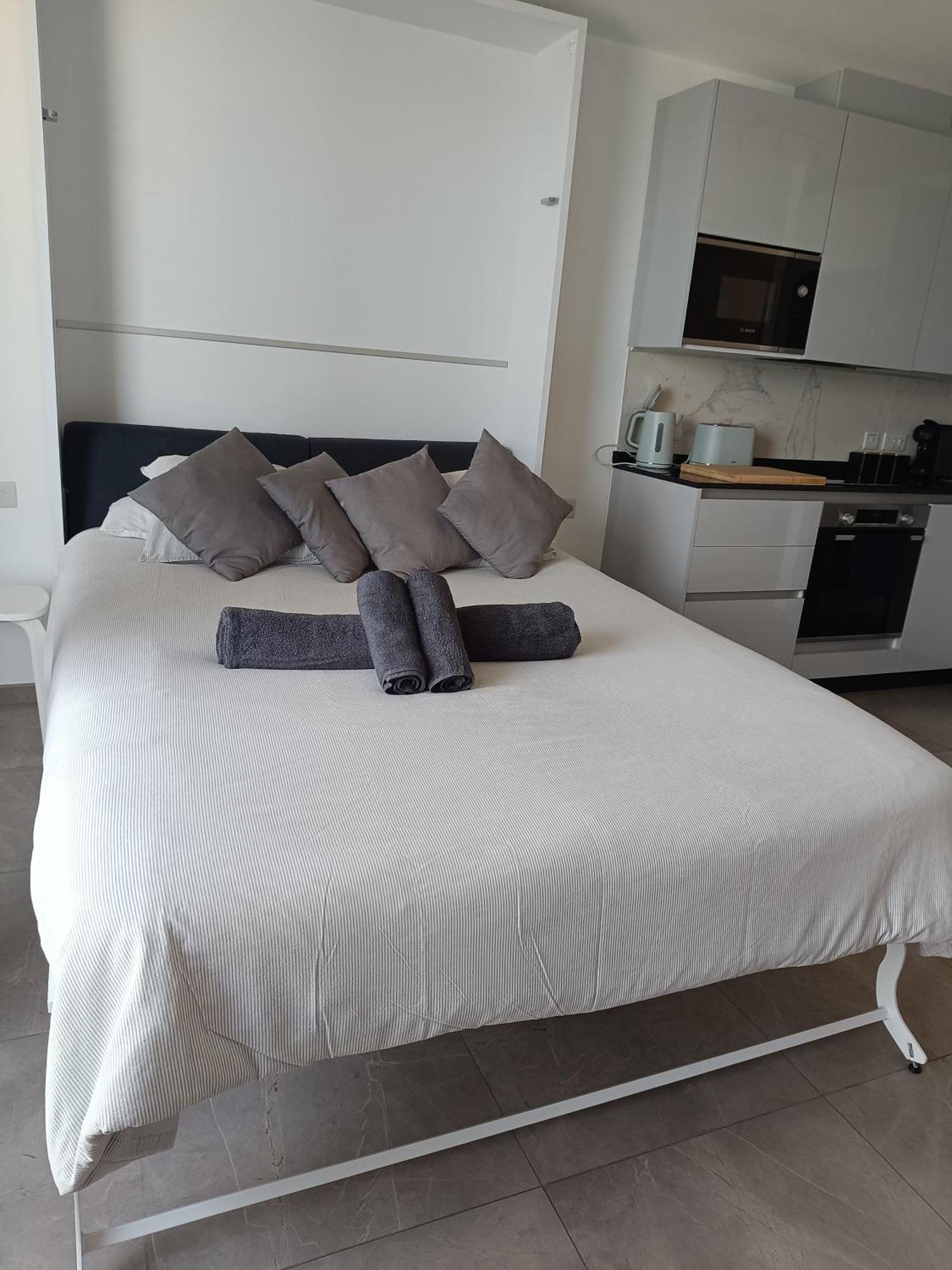 E1 Studios, Sea & Views, High Floor Căn hộ