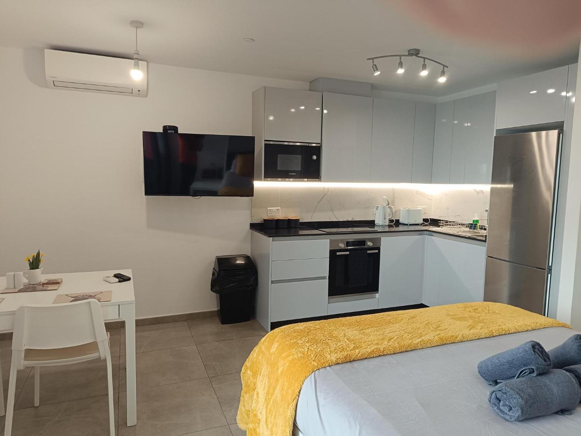 E1 Studios, Sea & Views, High Floor Căn hộ *