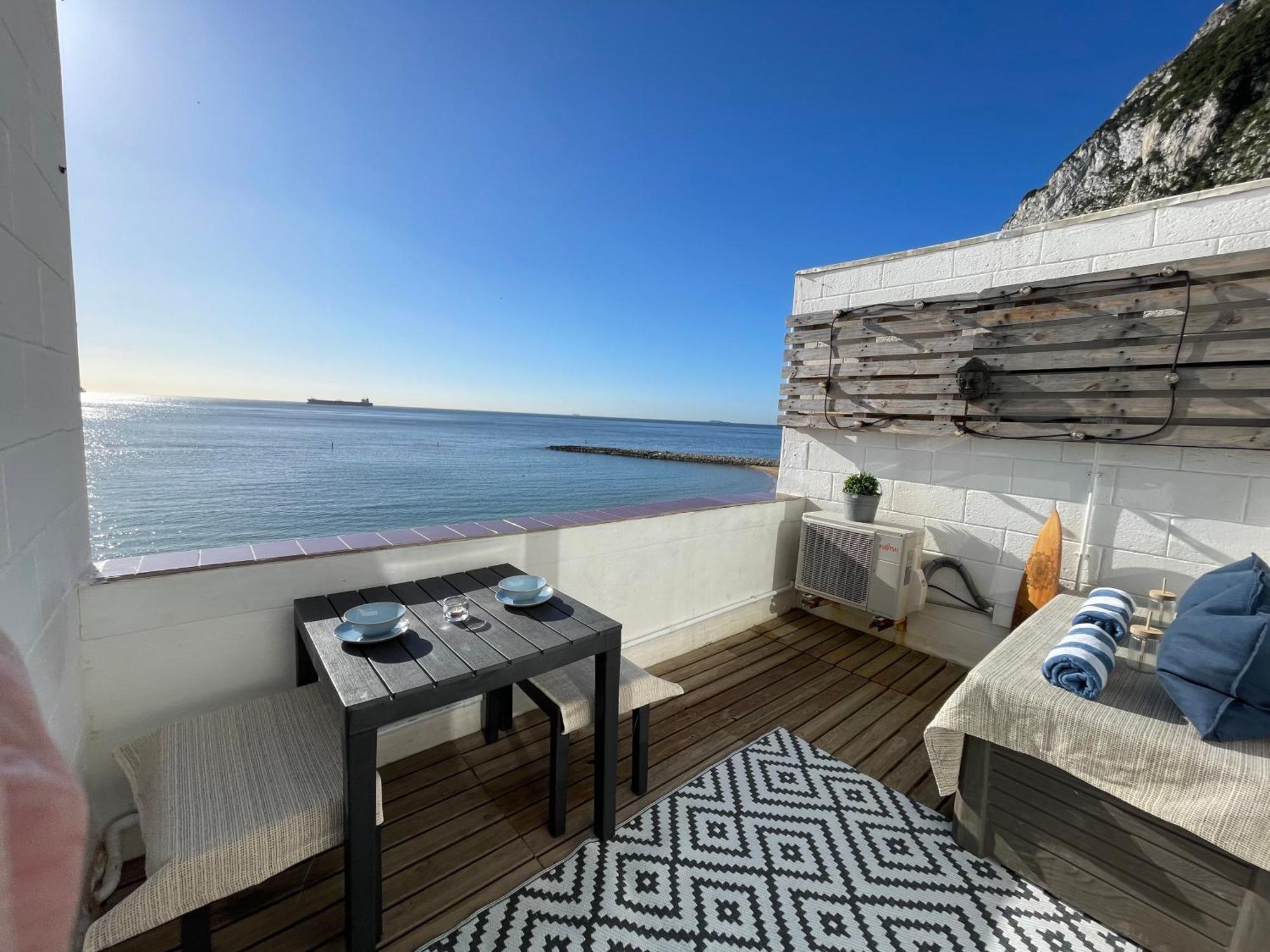 Apartment Beachfront Sunrise Sands Retreat,