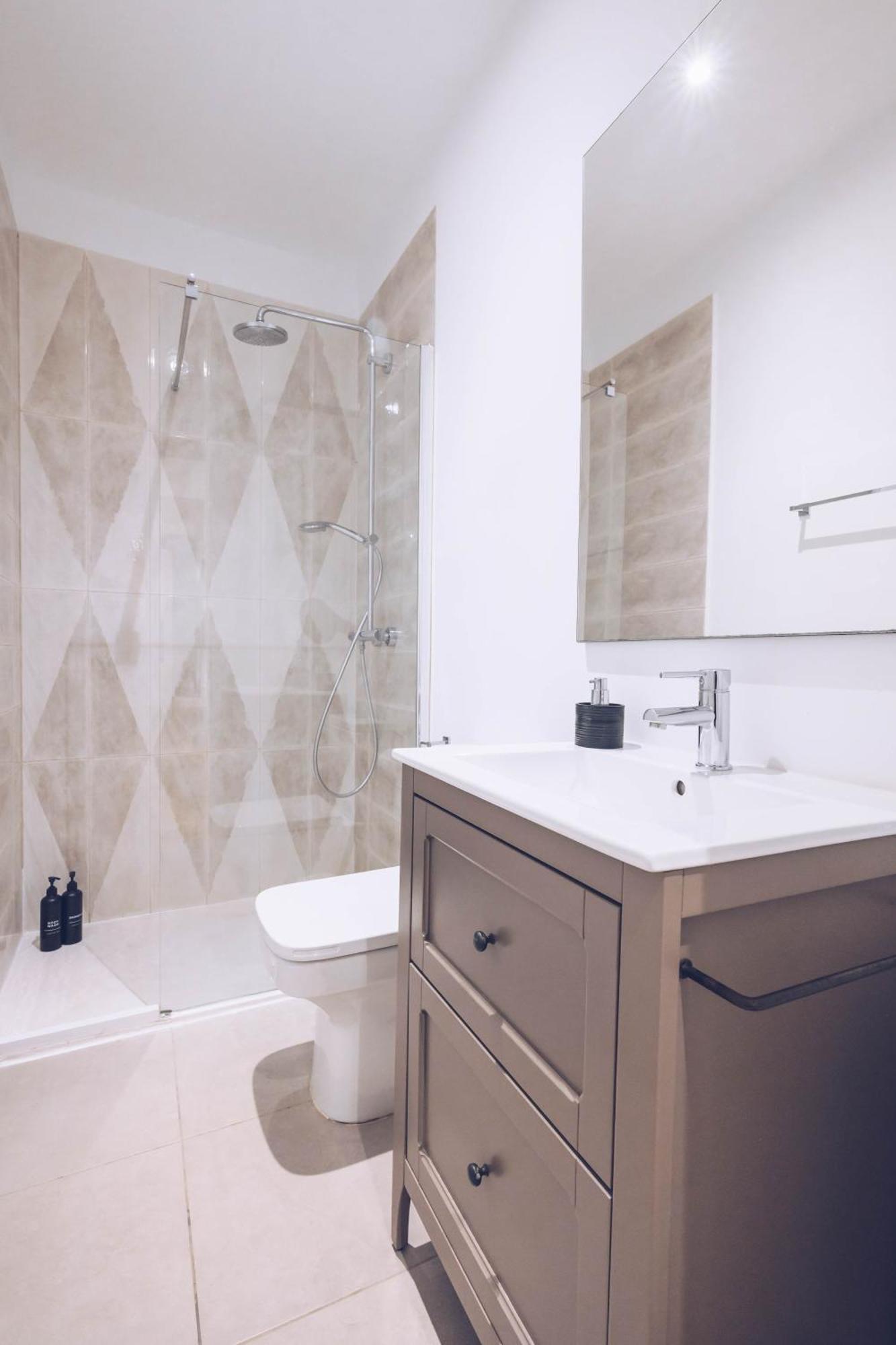 Stunning 2-br In The Nook With Lift Access And Prime Location *
