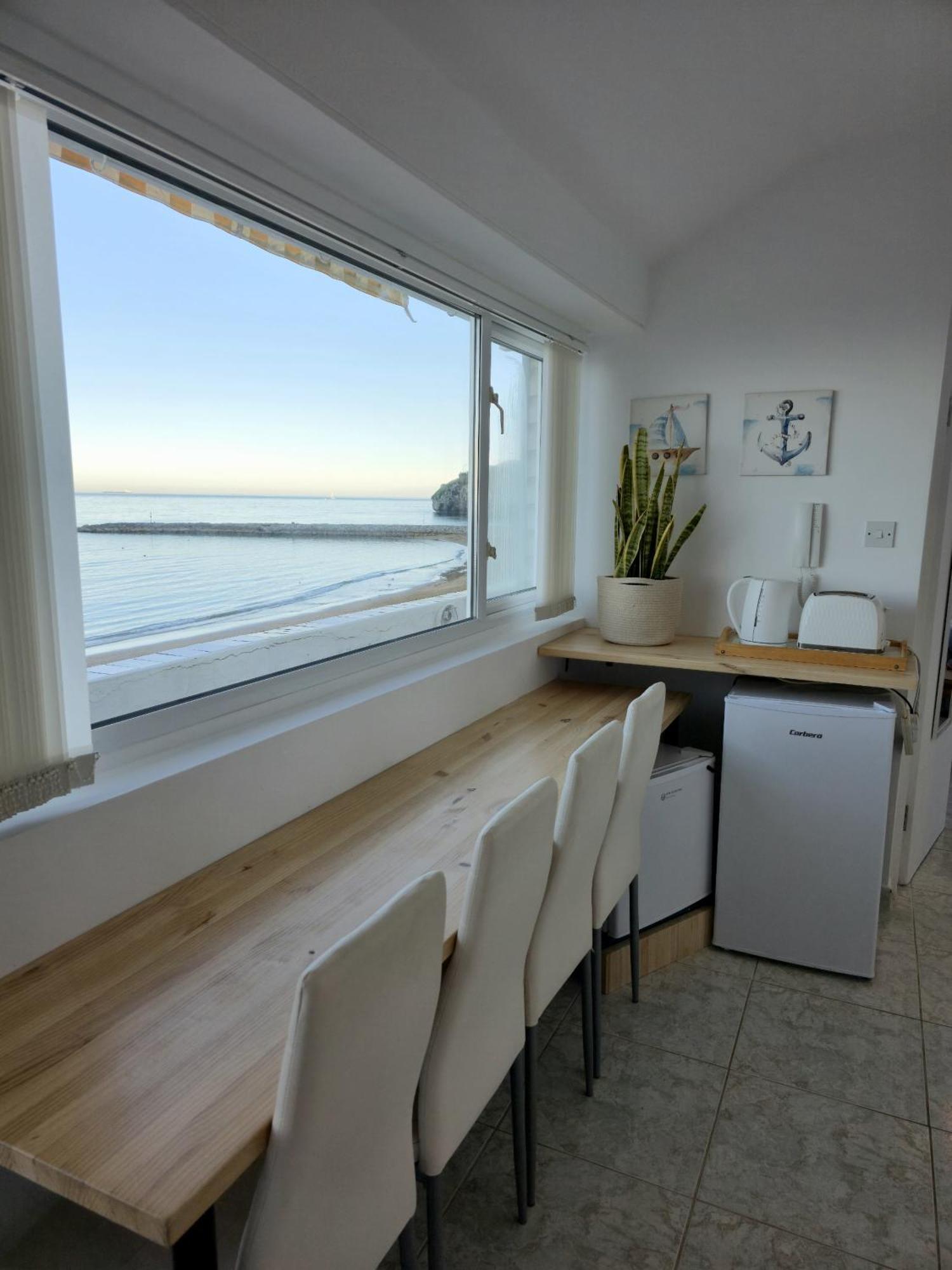 New! Beachfront Apartment, Sleeps 3 *