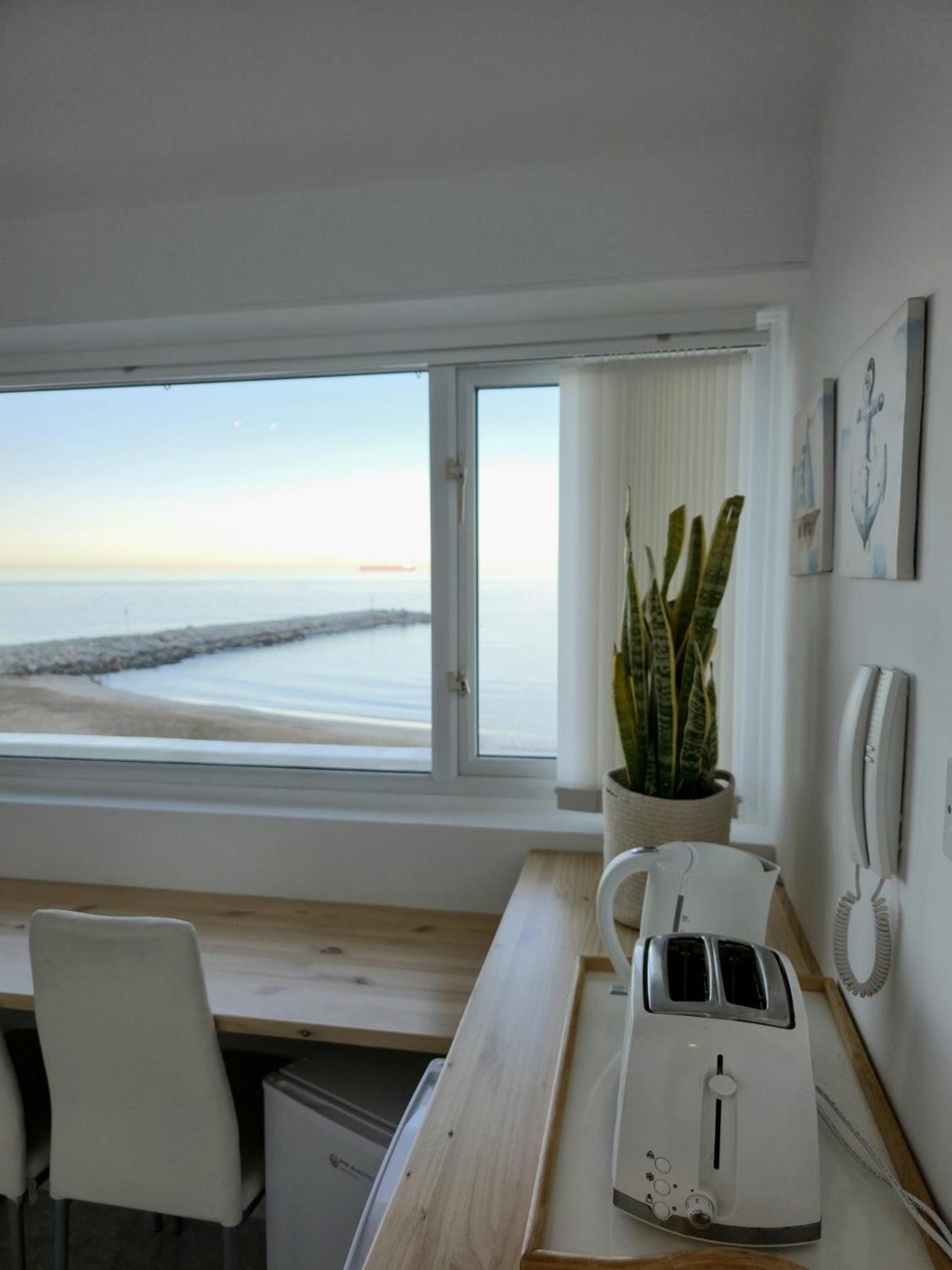 New! Beachfront Apartment, Sleeps 3 Apartment Gibraltar