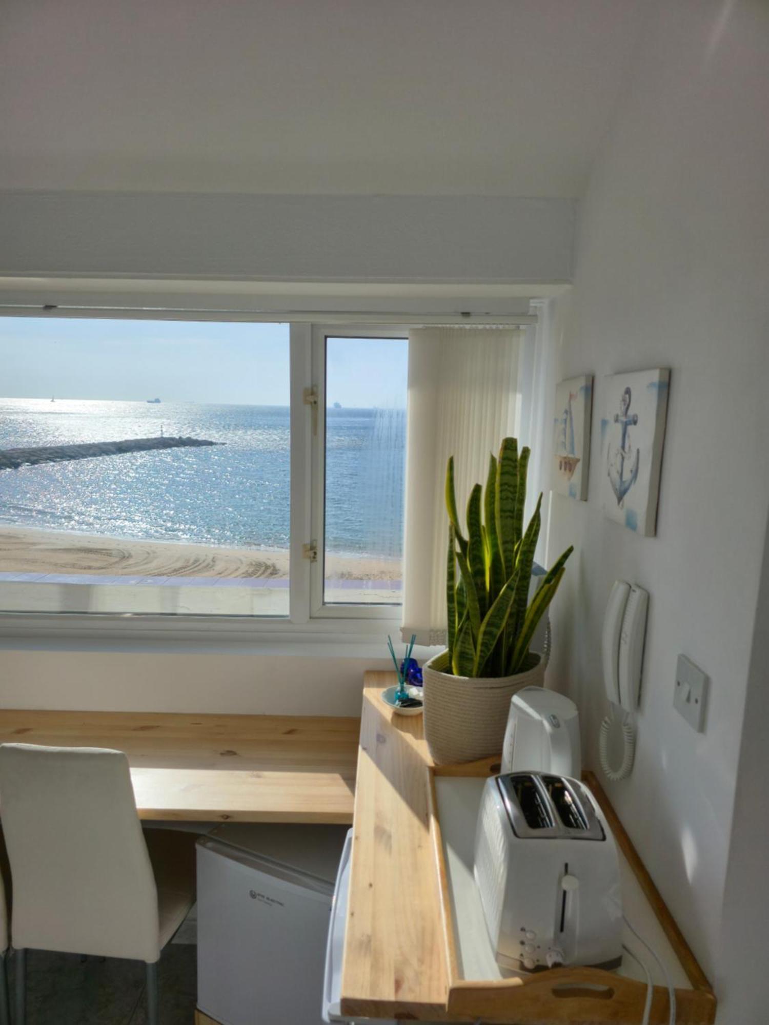 New! Beachfront Apartment, Sleeps 3 Apartment *