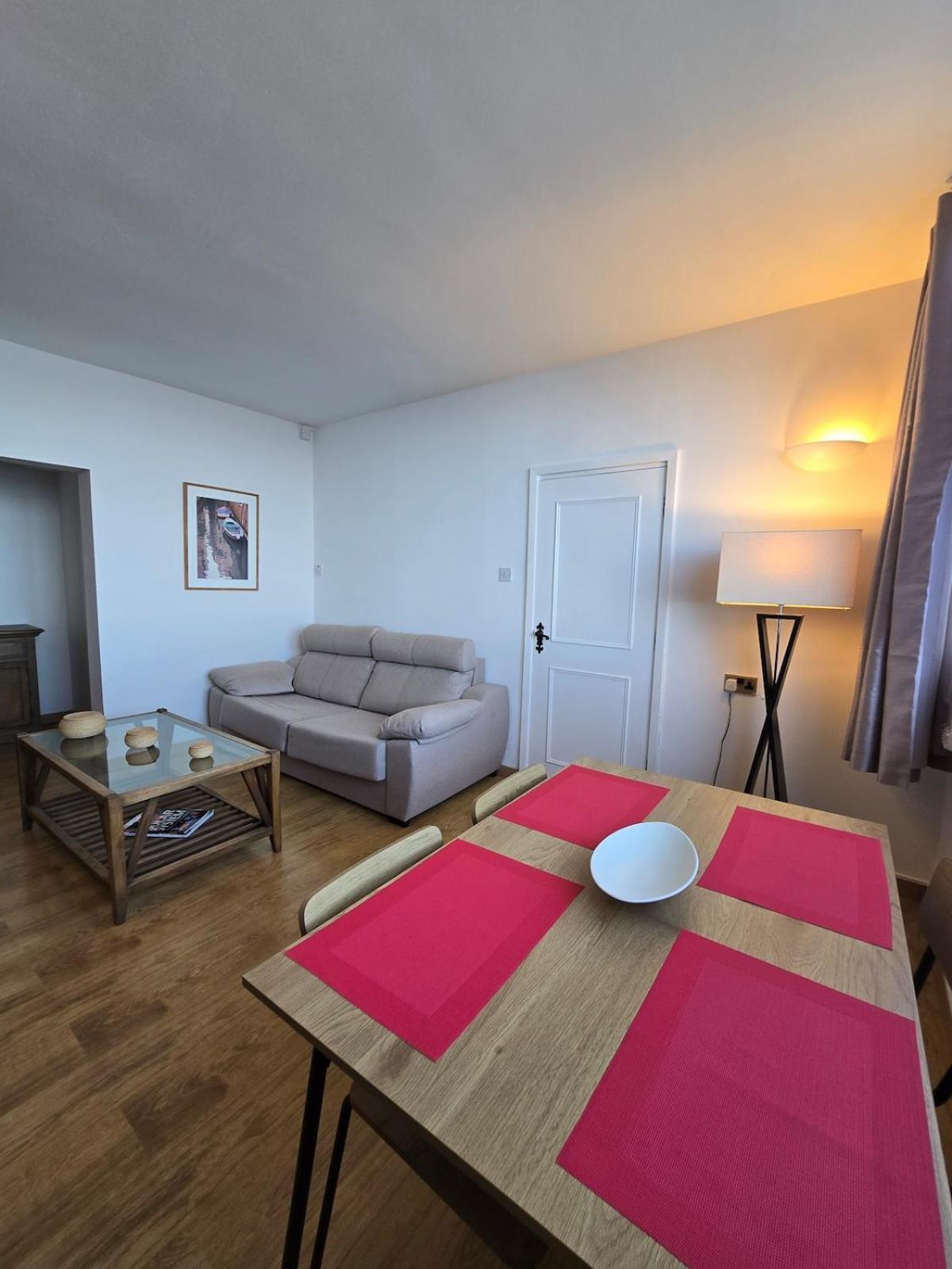 New Sunrise Beachfront Apartment, 4 Guest, Over 50s Only Apartamento *