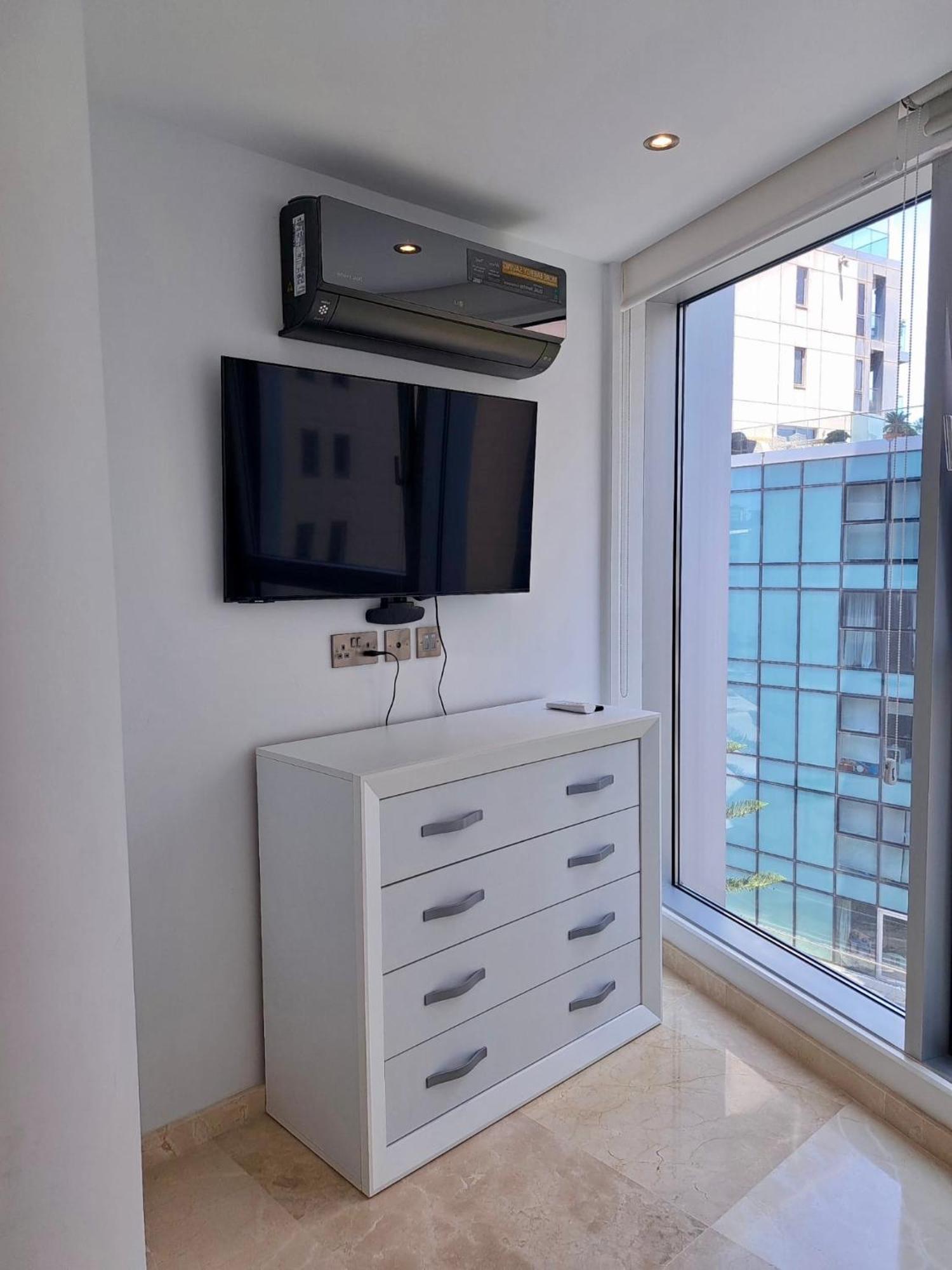 Luxury Stay, - Style Pools & - Prime Apartment Gibraltar