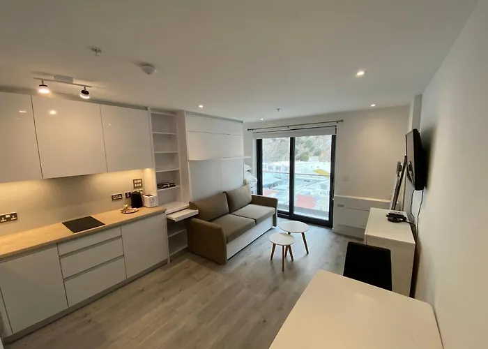 Modern Studio Apartment At The Hub
