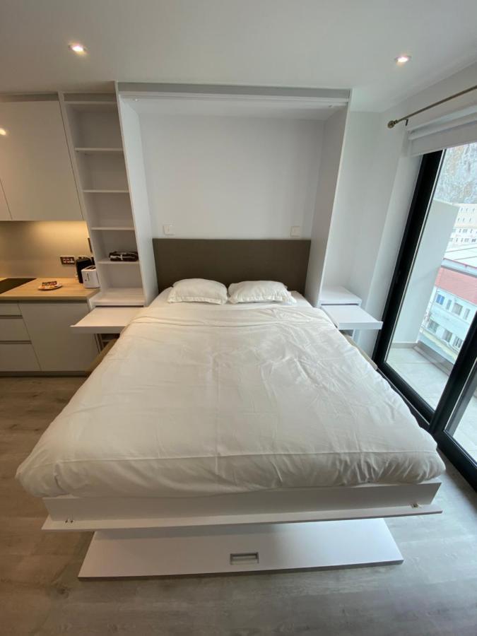 Modern At The Hub Apartment