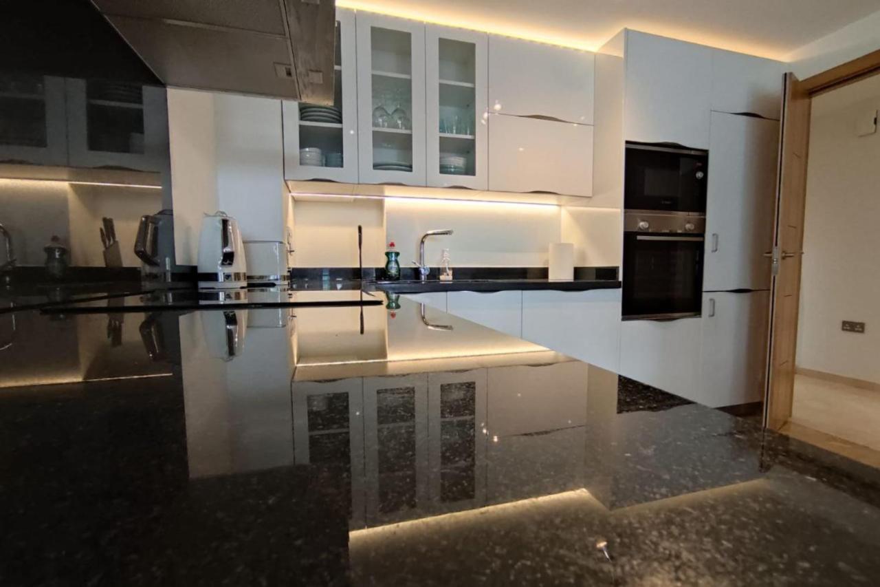 Seaside Serenity Oasis - High Floor - Stunning Views Apartment *