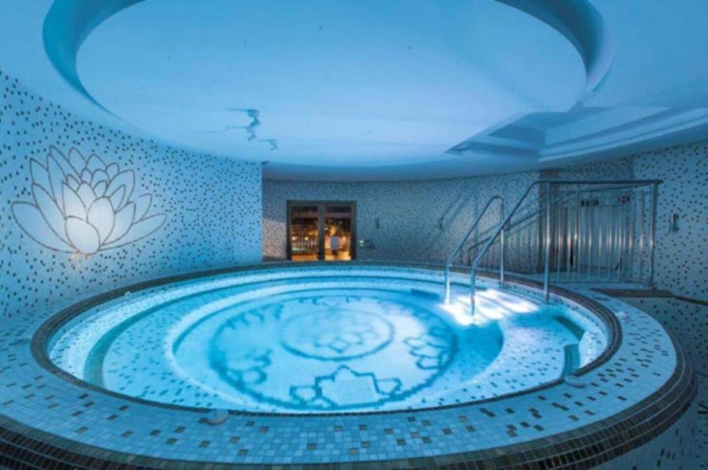 Urban Oasis At Luxurious Ocean Village Gibraltar