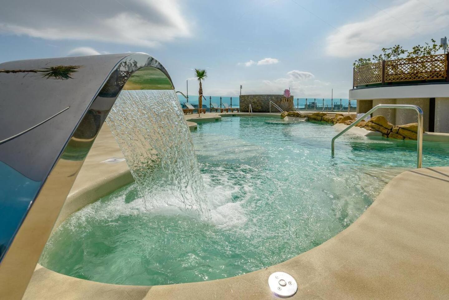 Urban Oasis At Luxurious Ocean Village