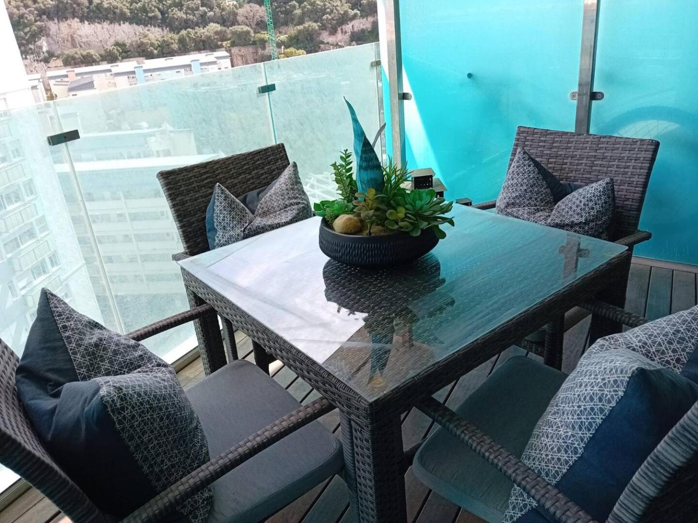 Urban Oasis At Luxurious Ocean Village Apartment