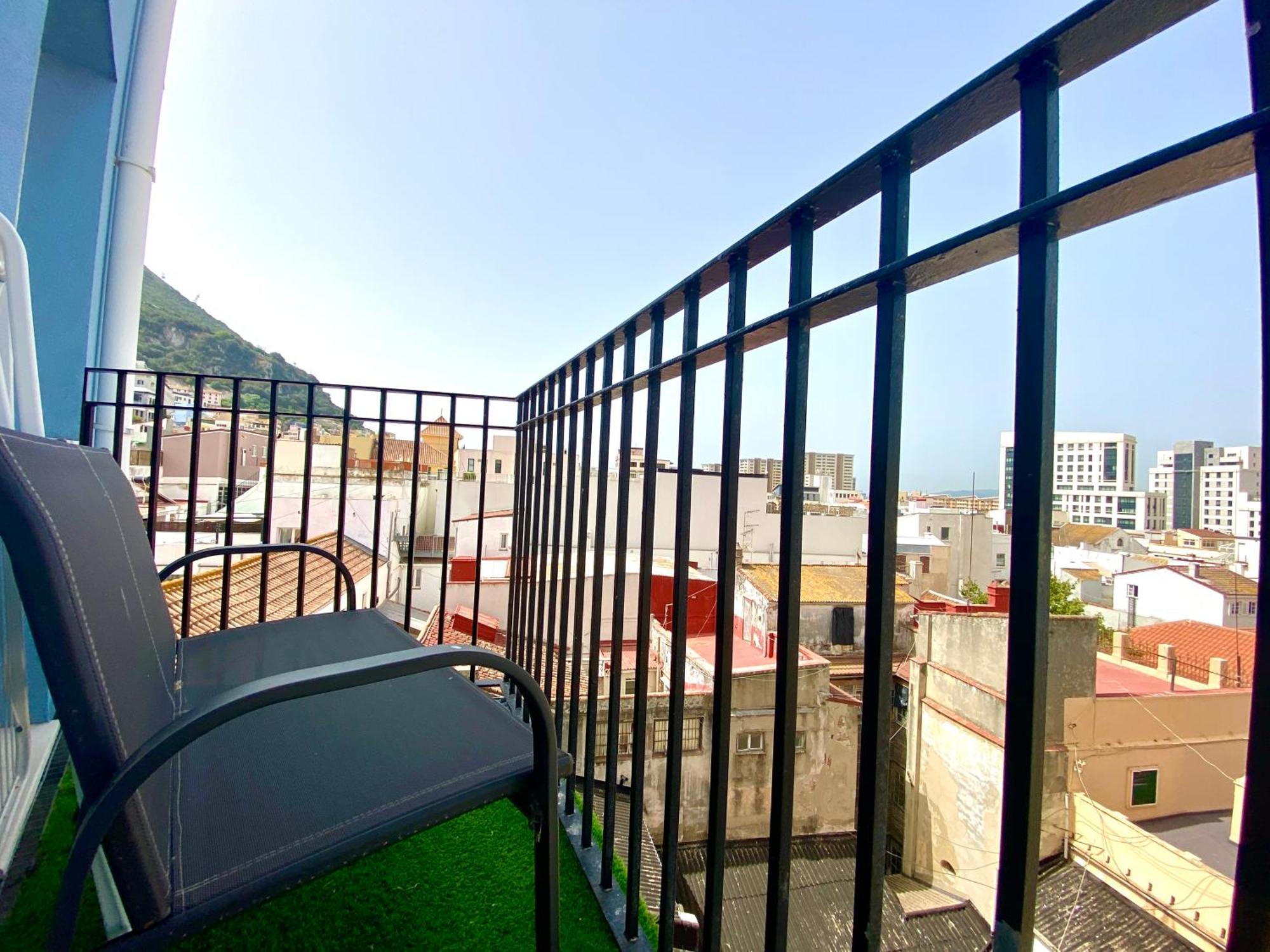 Stunning Centre Penthouse With Private Balcony - Grand House