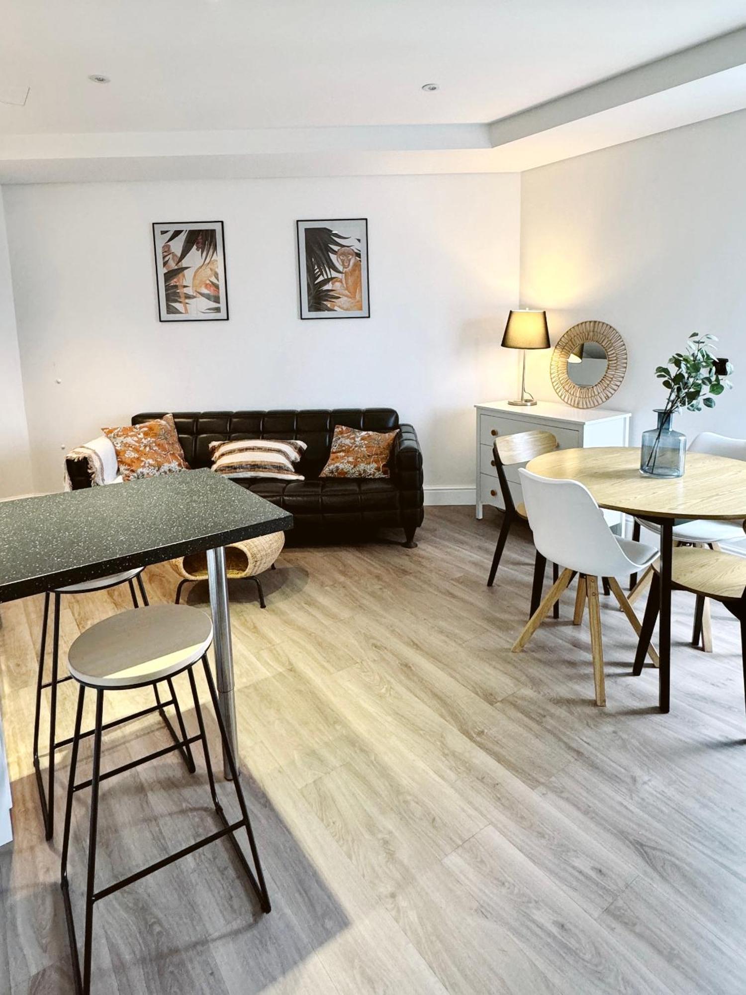 Stunning Centre Penthouse With Private Balcony - Grand House Gibraltar